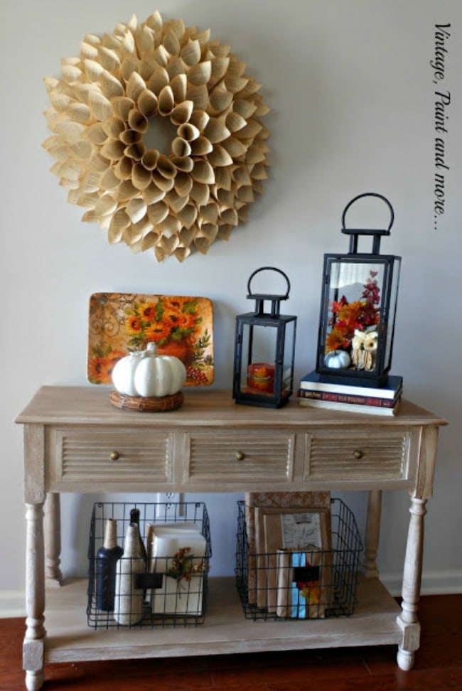 Adore this fall entryway by Vintage. Grab the best fall entryway ideas on https:ablissfulnest.com/ #falldecor #falldecorating #fallentrydecor