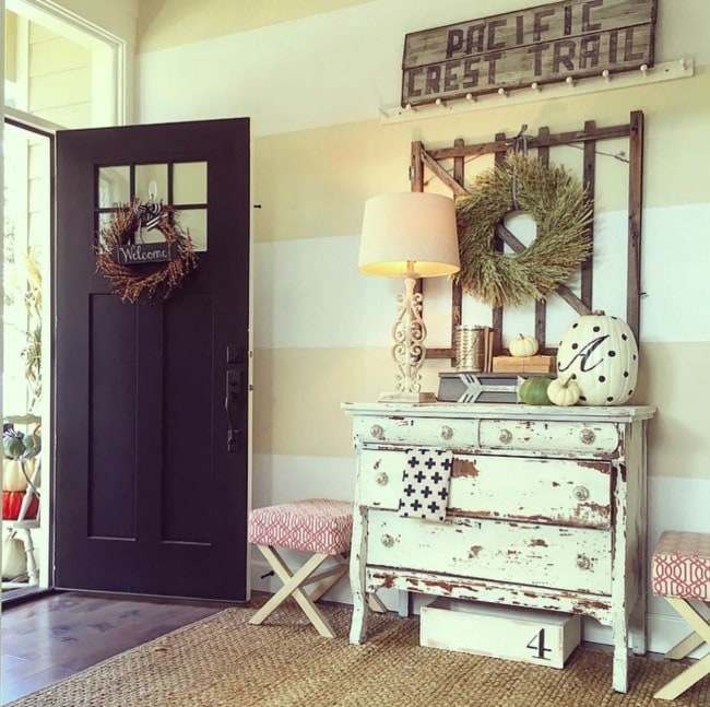 Adore this fall entryway by Yellow Prairie. Grab the best fall entryway ideas on https:ablissfulnest.com/ #falldecor #falldecorating #fallentrydecor