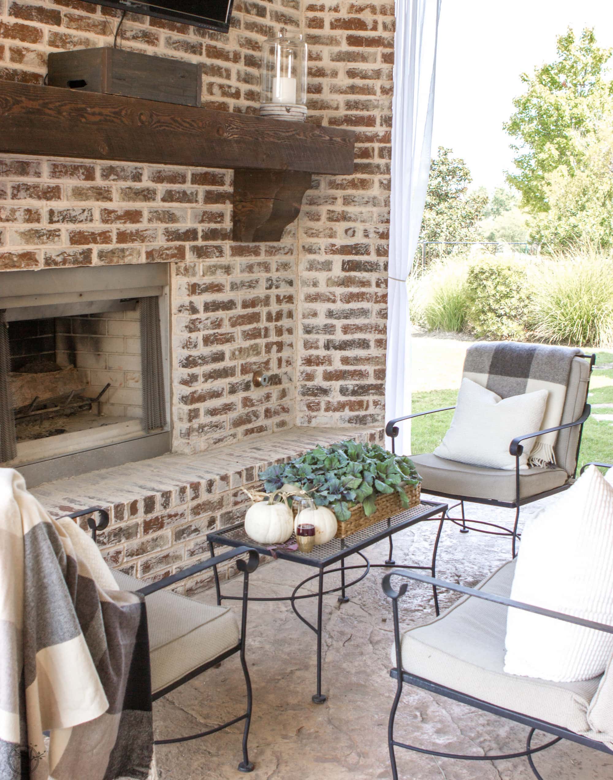 An outdoor s'mores bar cart is a perfectly unexpected way to gather loved ones together for the fall season. #s'mores #s'moresbarcart #outdoorentertainment #smoresrecipe