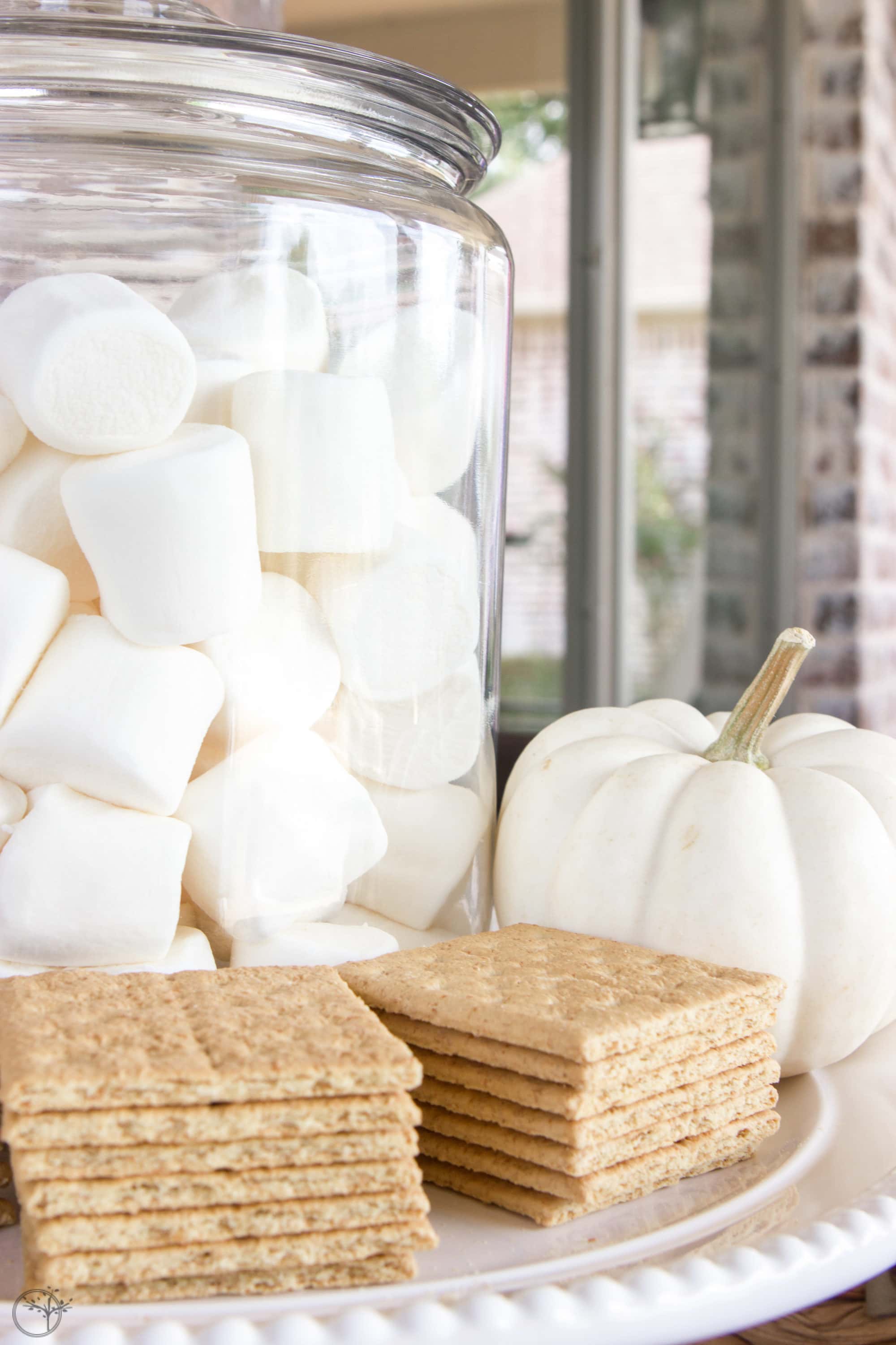 An outdoor s'mores bar cart is a perfectly unexpected way to gather loved ones together for the fall season. #s'mores #s'moresbarcart #outdoorentertainment #smoresrecipe
