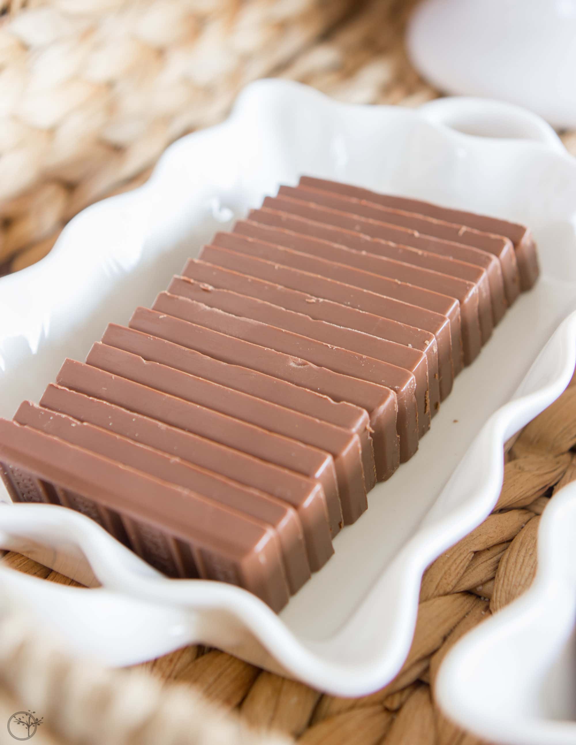 An outdoor s'mores bar cart is a perfectly unexpected way to gather loved ones together for the fall season. #s'mores #s'moresbarcart #outdoorentertainment #smoresrecipe