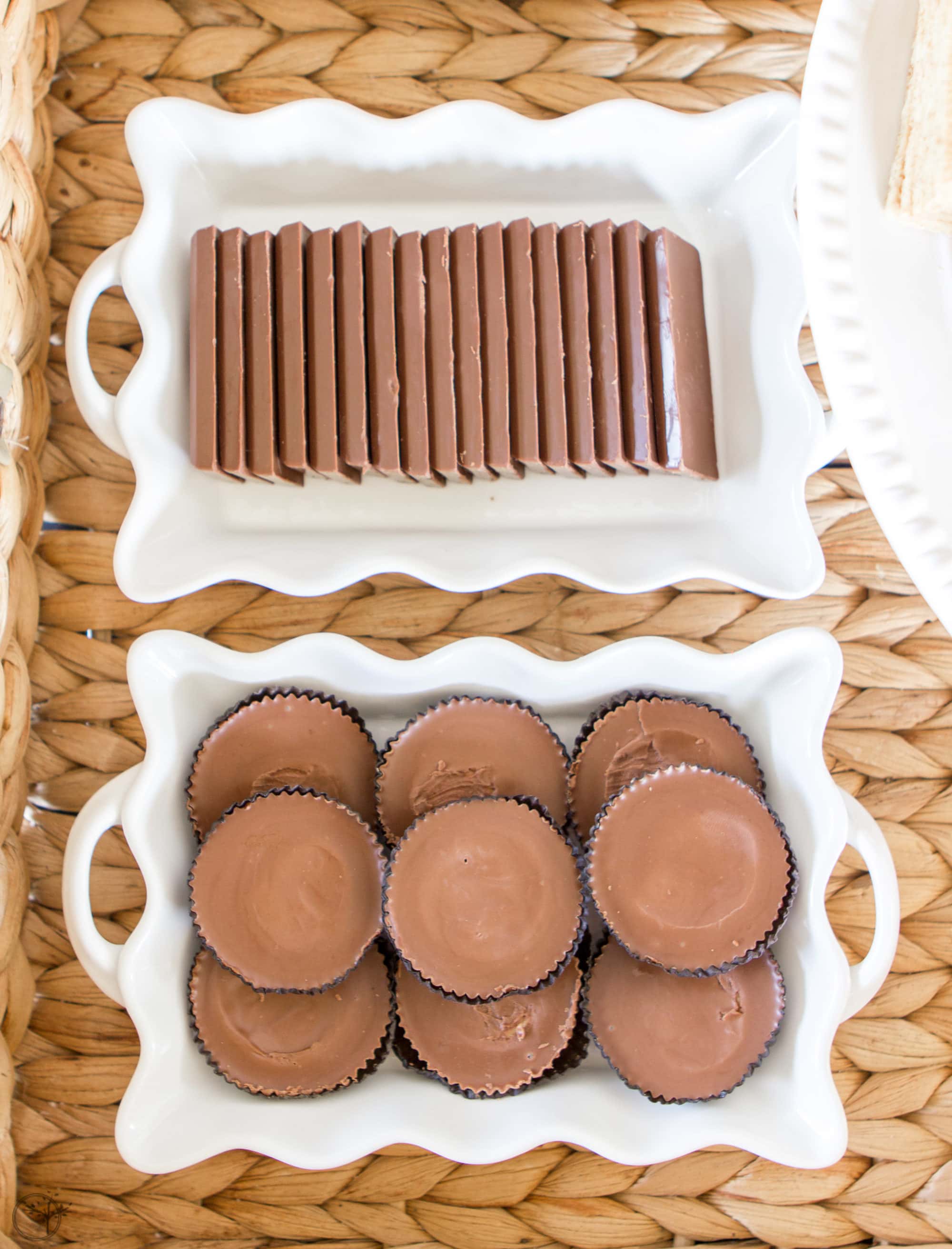 An outdoor s'mores bar cart is a perfectly unexpected way to gather loved ones together for the fall season. #s'mores #s'moresbarcart #outdoorentertainment #smoresrecipe