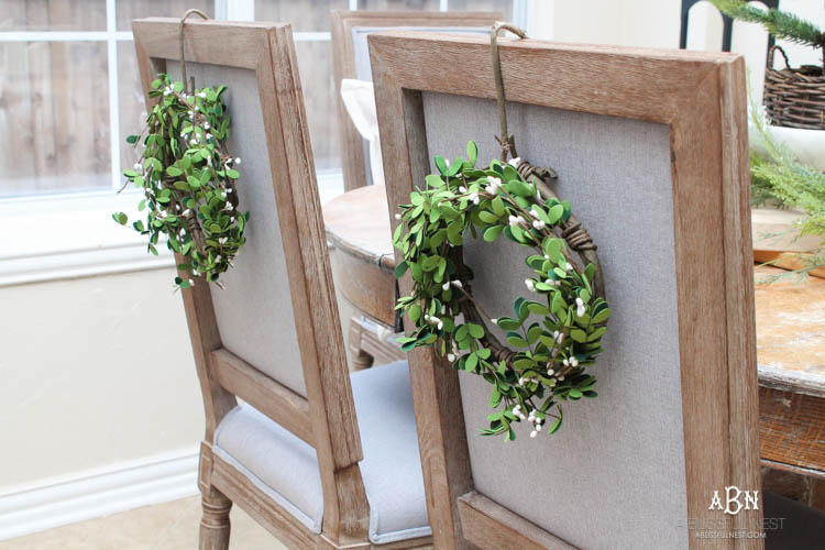 A classic christmas porch and beautiful neutral Christmas dining room idea. See more on https://ablissfulnest.com/ #christmasdecor #christmasideas #christmasfront porch #christmasdecoratingideas