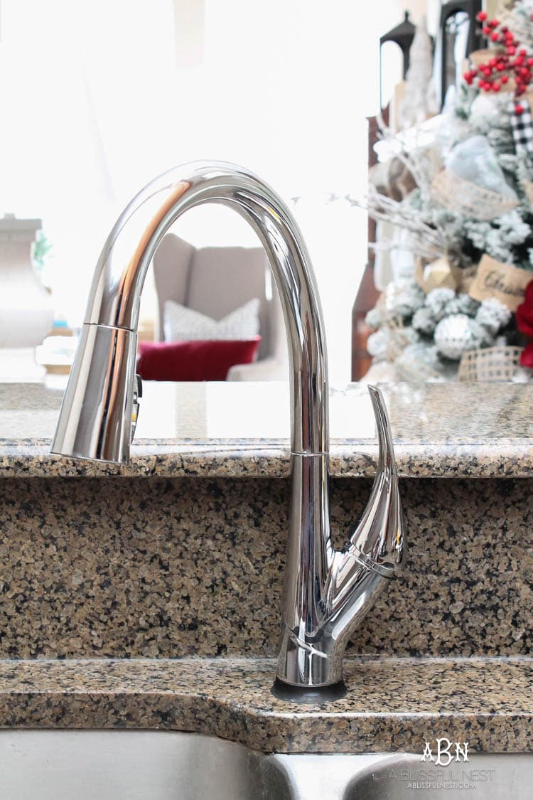 3 delicious drink recipes you have to try and how Delta Faucet Shield Spray has laser-like precision while containing mess and splatter to enjoy entertaining. #ad #MorePowerLessMess