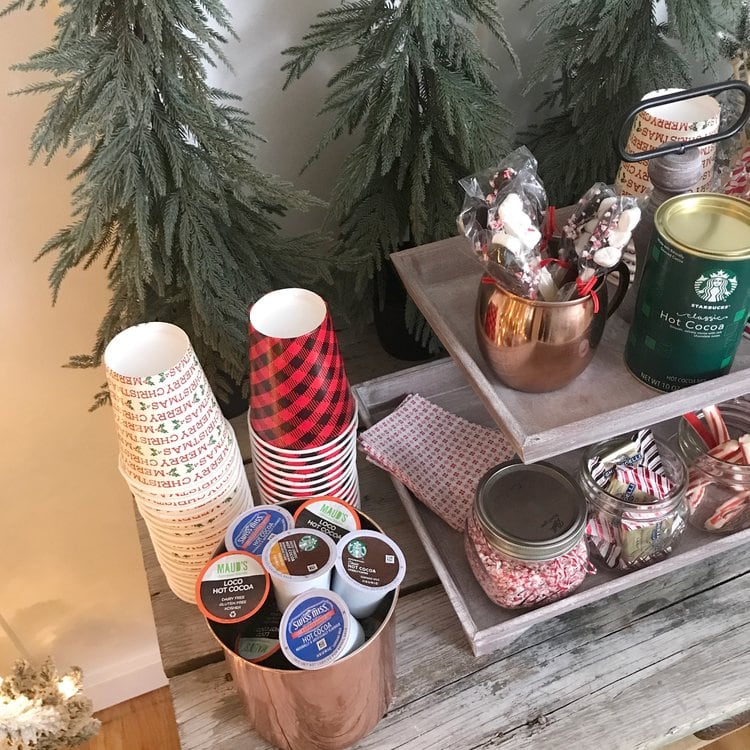 Set a hot cocoa bar for the holidays with these simple tips! #hotcocoa #coffeebar