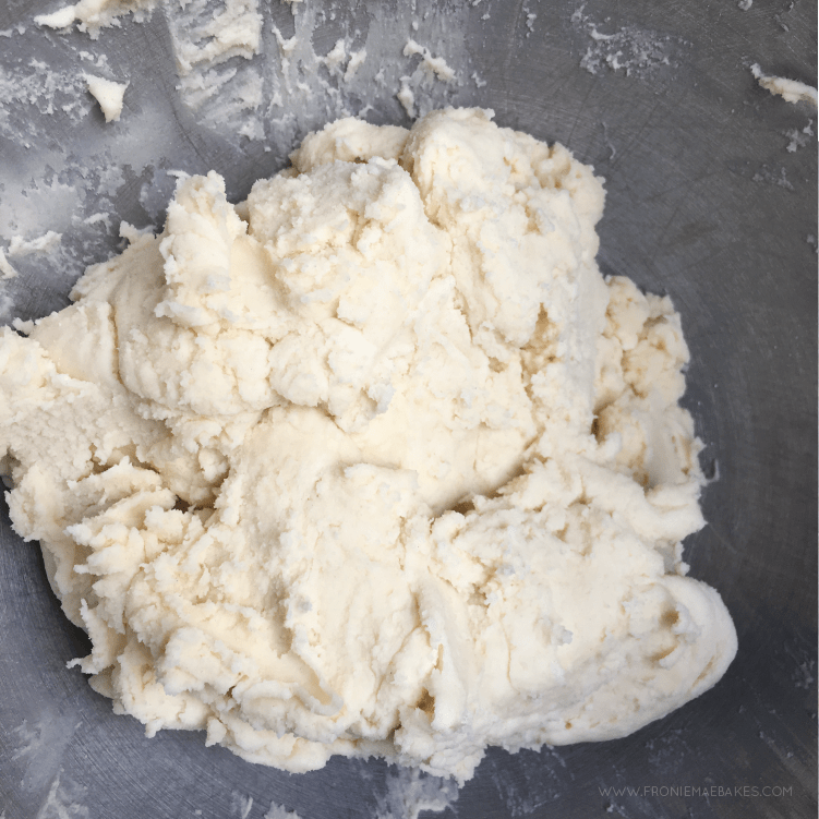 This melting moments cookie recipe is so delicious and such a great gift idea for Valentine's Day! A simple and easy to follow baking recipe. #valentinesday #valentinescookie #cookierecipe #valentinesdayideas