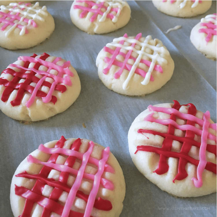 This melting moments cookie recipe is so delicious and such a great gift idea for Valentine's Day! A simple and easy to follow baking recipe. #valentinesday #valentinescookie #cookierecipe #valentinesdayideas