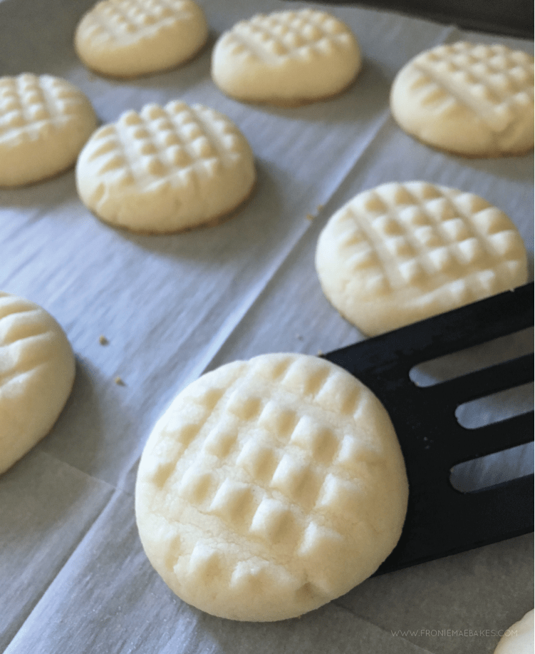 This melting moments cookie recipe is so delicious and such a great gift idea for Valentine's Day! A simple and easy to follow baking recipe. #valentinesday #valentinescookie #cookierecipe #valentinesdayideas