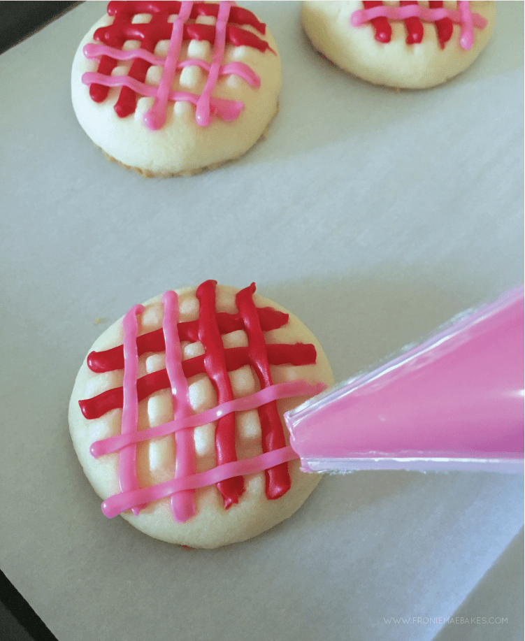 This melting moments cookie recipe is so delicious and such a great gift idea for Valentine's Day! A simple and easy to follow baking recipe. #valentinesday #valentinescookie #cookierecipe #valentinesdayideas