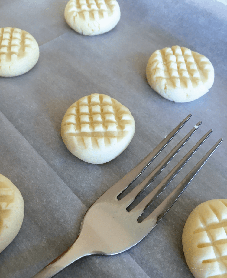 This melting moments cookie recipe is so delicious and such a great gift idea for Valentine's Day! A simple and easy to follow baking recipe. #valentinesday #valentinescookie #cookierecipe #valentinesdayideas