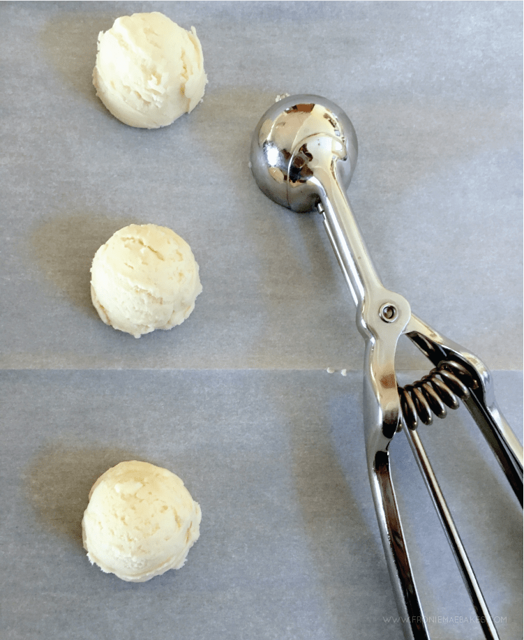 This melting moments cookie recipe is so delicious and such a great gift idea for Valentine's Day! A simple and easy to follow baking recipe. #valentinesday #valentinescookie #cookierecipe #valentinesdayideas