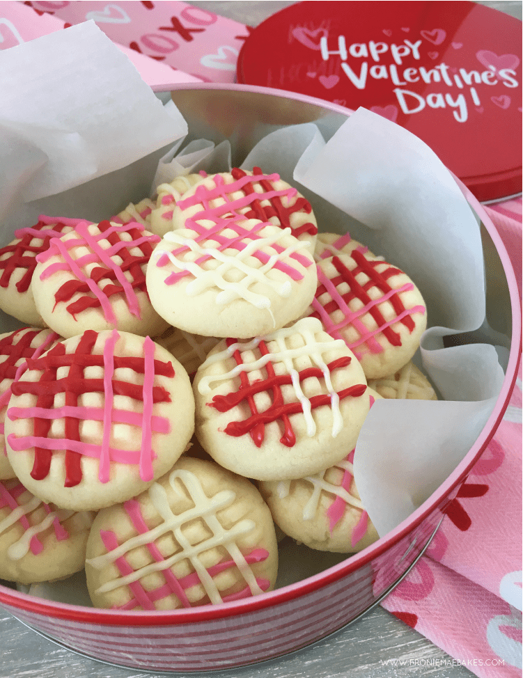 This melting moments cookie recipe is so delicious and such a great gift idea for Valentine's Day! A simple and easy to follow baking recipe. #valentinesday #valentinescookie #cookierecipe #valentinesdayideas