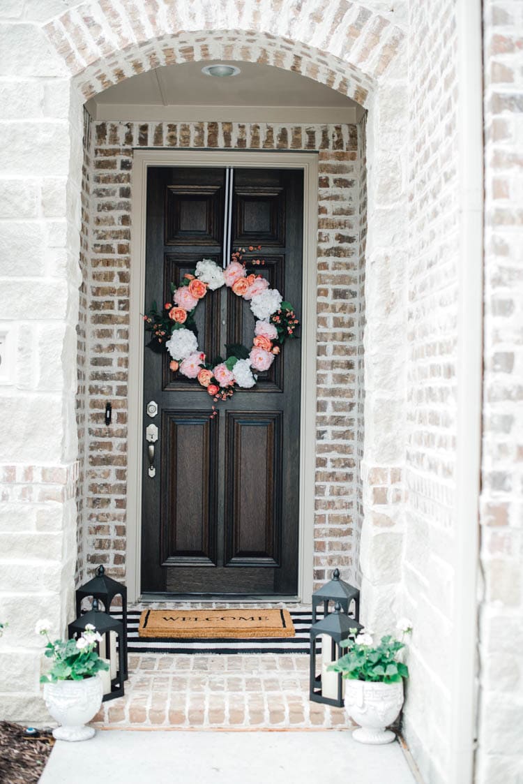 Adding pop of pinks a a DIY wreath makes this spring porch pop! #springporch #springfrontporch #springdecorating #springdecoratingideas