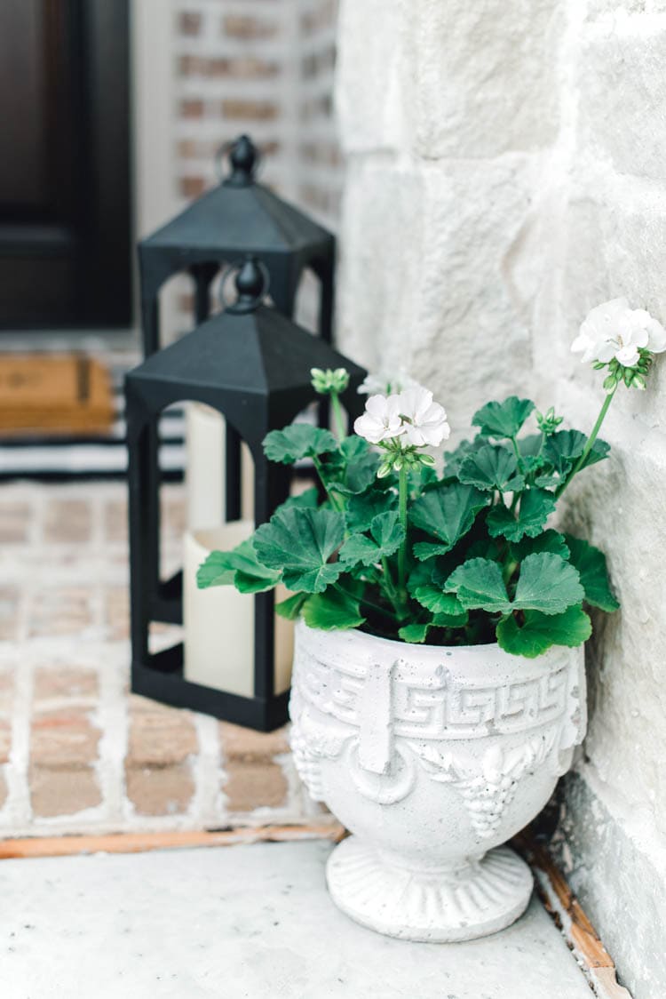 Adding pop of pinks a a DIY wreath makes this spring porch pop! #springporch #springfrontporch #springdecorating #springdecoratingideas