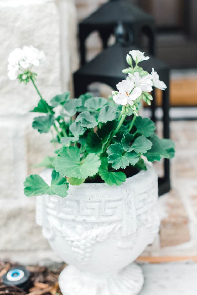 Adding pop of pinks a a DIY wreath makes this spring porch pop! #springporch #springfrontporch #springdecorating #springdecoratingideas