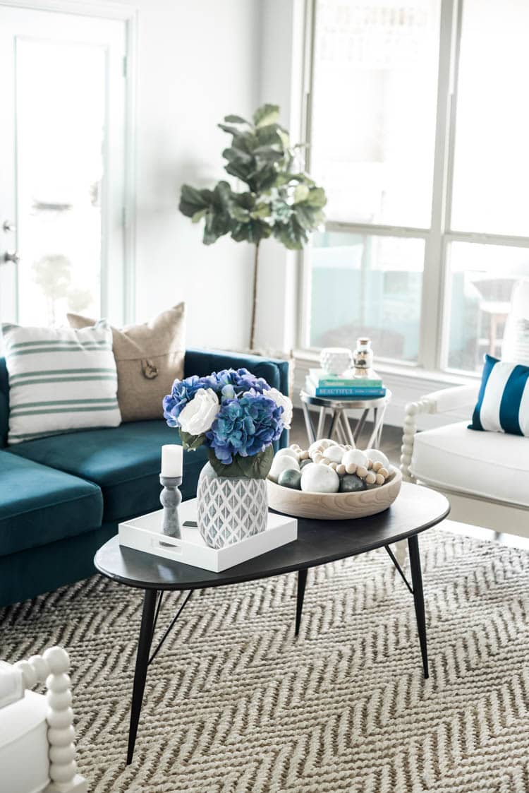 LIVING ROOM SPRING DECOR IN BLUE + WHITE