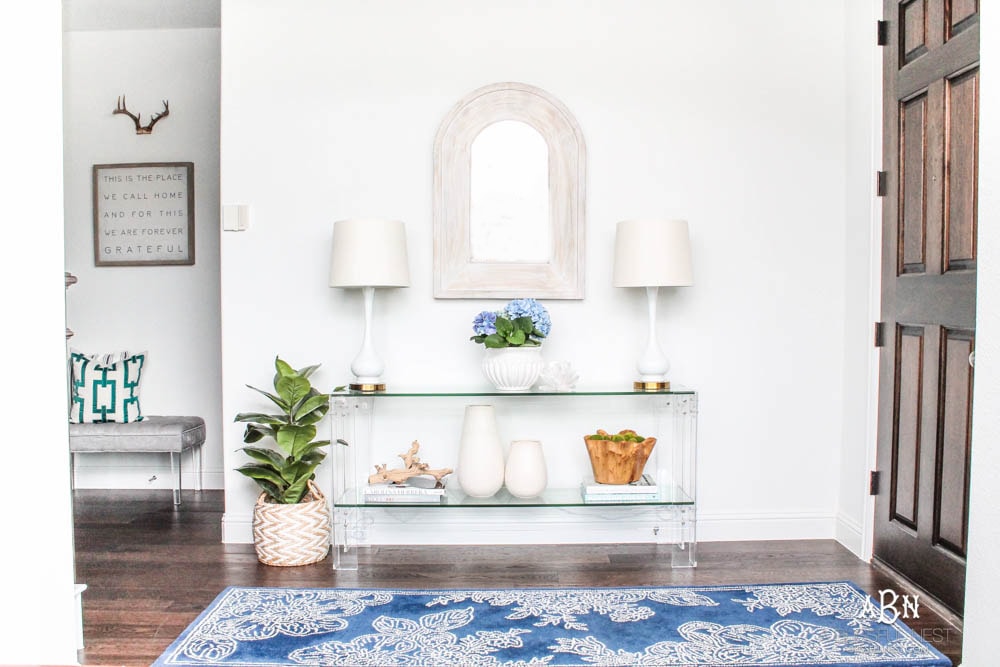 If you have a small entry but want big style, then grab my tips on creating a gorgeous inviting space! #entrywayideas #entryway #entrywaydecor
