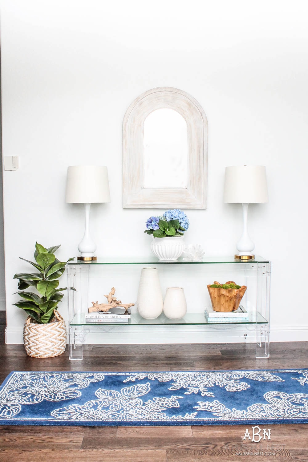 If you have a small entry but want big style, then grab my tips on creating a gorgeous inviting space! #entrywayideas #entryway #entrywaydecor