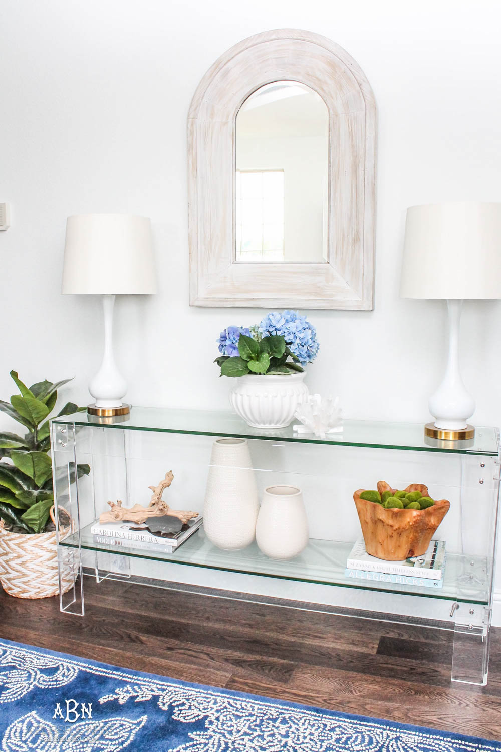 If you have a small entry but want big style, then grab my tips on creating a gorgeous inviting space! #entrywayideas #entryway #entrywaydecor