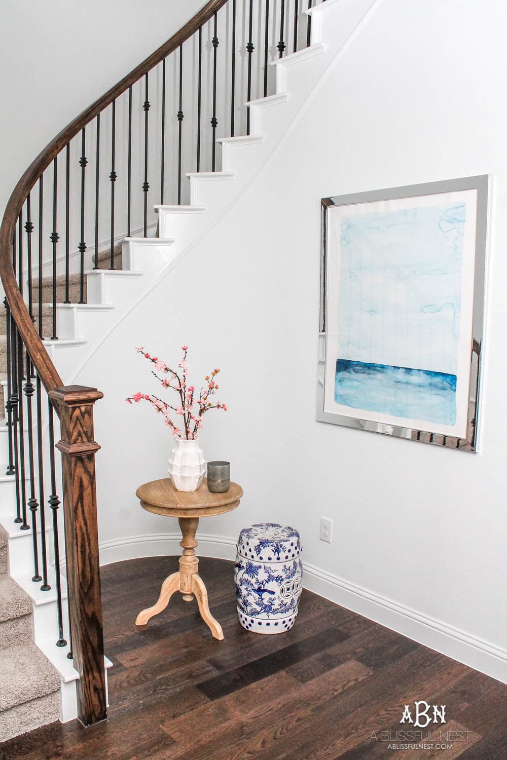 If you have a small entry but want big style, then grab my tips on creating a gorgeous inviting space! #entrywayideas #entryway #entrywaydecor