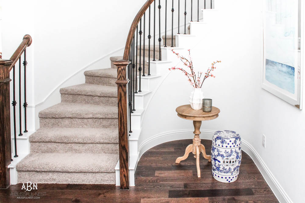 If you have a small entry but want big style, then grab my tips on creating a gorgeous inviting space! #entrywayideas #entryway #entrywaydecor