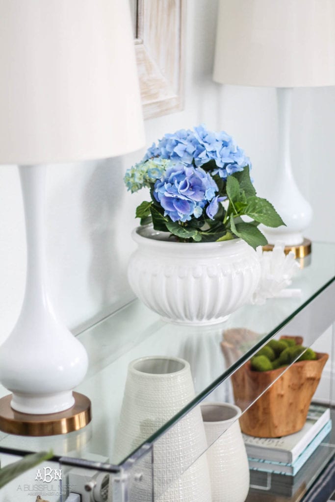 If you have a small entry but want big style, then grab my tips on creating a gorgeous inviting space! #entrywayideas #entryway #entrywaydecor