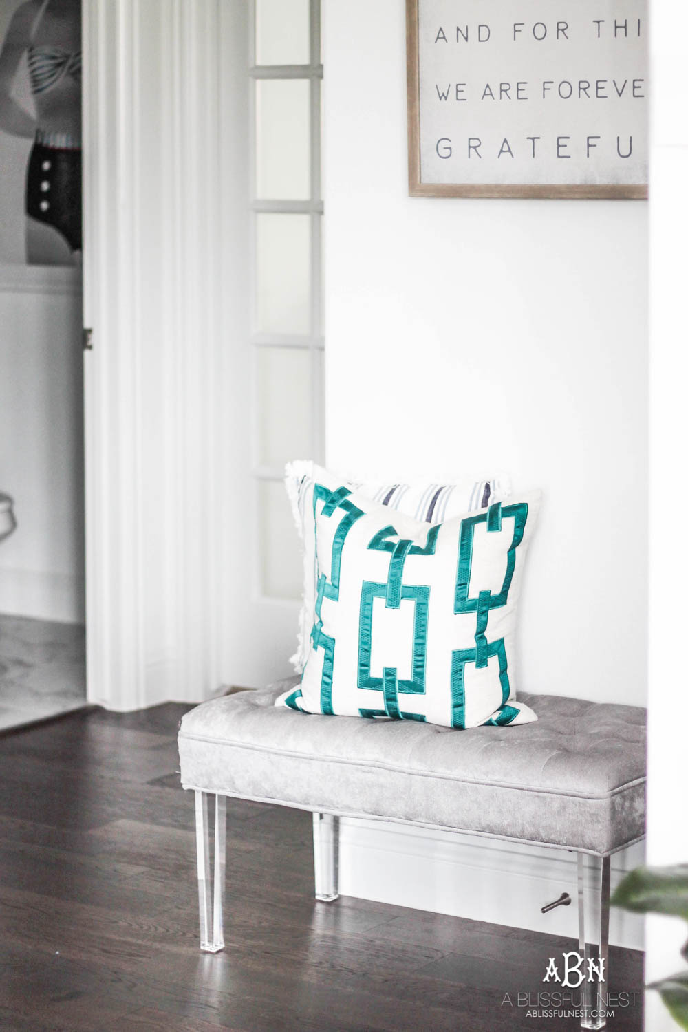 If you have a small entry but want big style, then grab my tips on creating a gorgeous inviting space! #entrywayideas #entryway #entrywaydecor