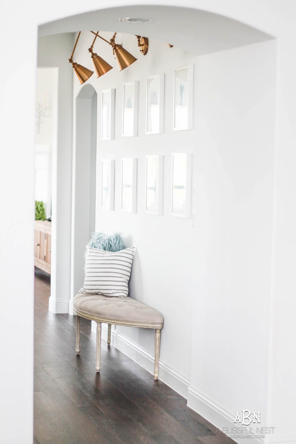 If you have a small entry but want big style, then grab my tips on creating a gorgeous inviting space! #entrywayideas #entryway #entrywaydecor