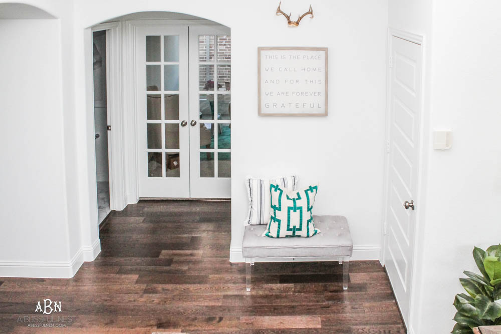 If you have a small entry but want big style, then grab my tips on creating a gorgeous inviting space! #entrywayideas #entryway #entrywaydecor