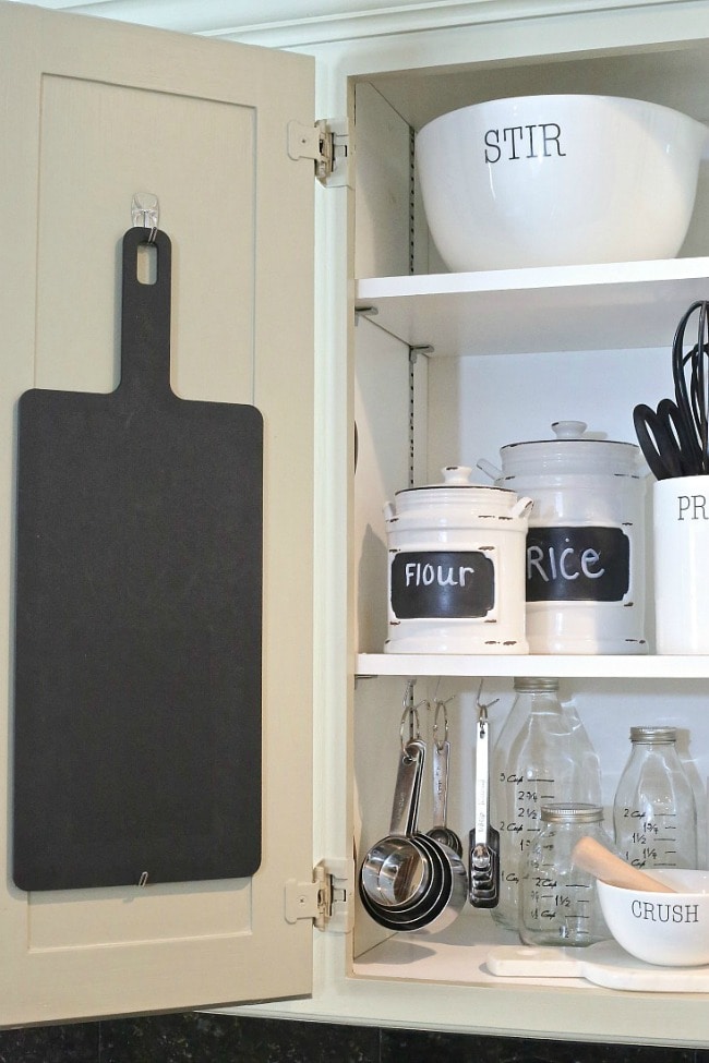 15 Ways to Organize with Command Hooks- Command Hooks can be amazing home organization tools if used the right way! For some great inspiration, check out these amazing Command Hook hacks! | organizing tips, organization hacks, pantry organization, bathroom organization, kitchen organization, organize your home, #organizing #organize #homeHacks #homeOrganization #ACultivatedNest