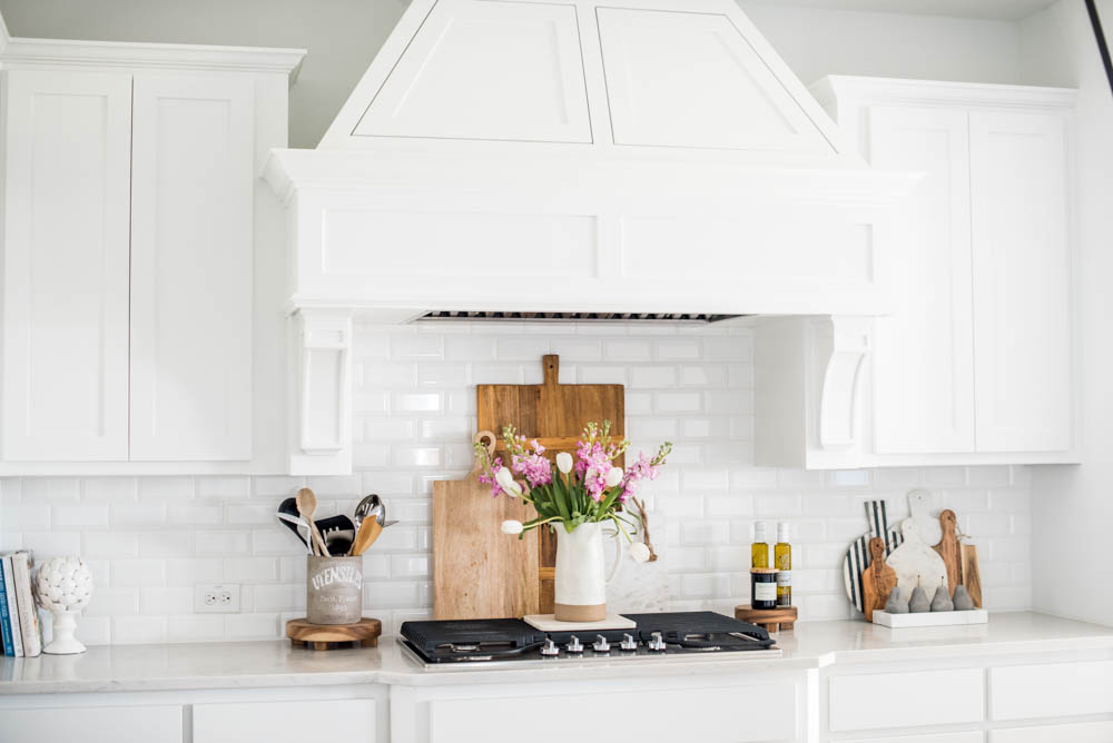 Beautiful summer accents in this all white kitchen. More white kitchen ideas on https://ablissfulnest.com #ABlissfulNest #whitekitchen #kitcheninspiration #kitchenideas