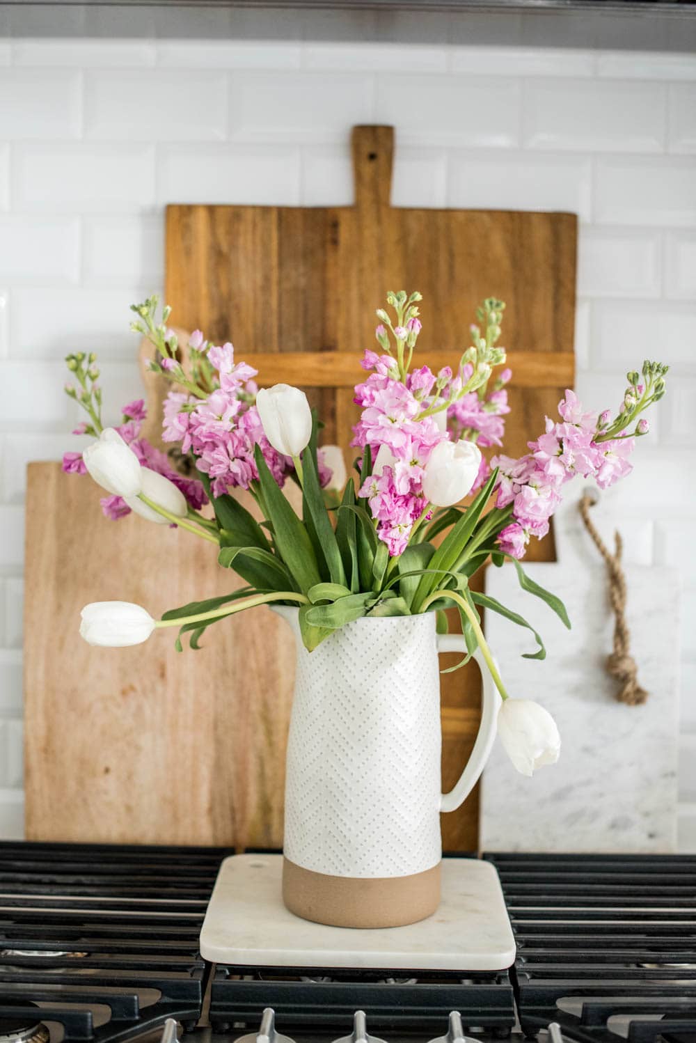 Beautiful summer accents in this all white kitchen. More white kitchen ideas on https://ablissfulnest.com #ABlissfulNest #whitekitchen #kitcheninspiration #kitchenideas