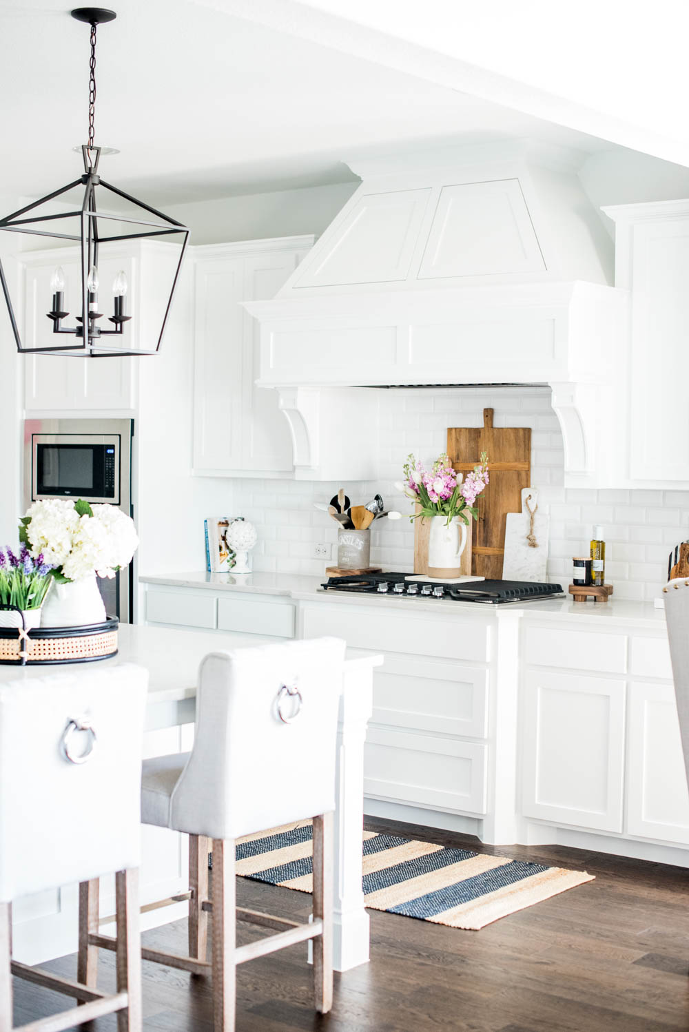 Beautiful summer accents in this all white kitchen. More white kitchen ideas on https://ablissfulnest.com #ABlissfulNest #whitekitchen #kitcheninspiration #kitchenideas