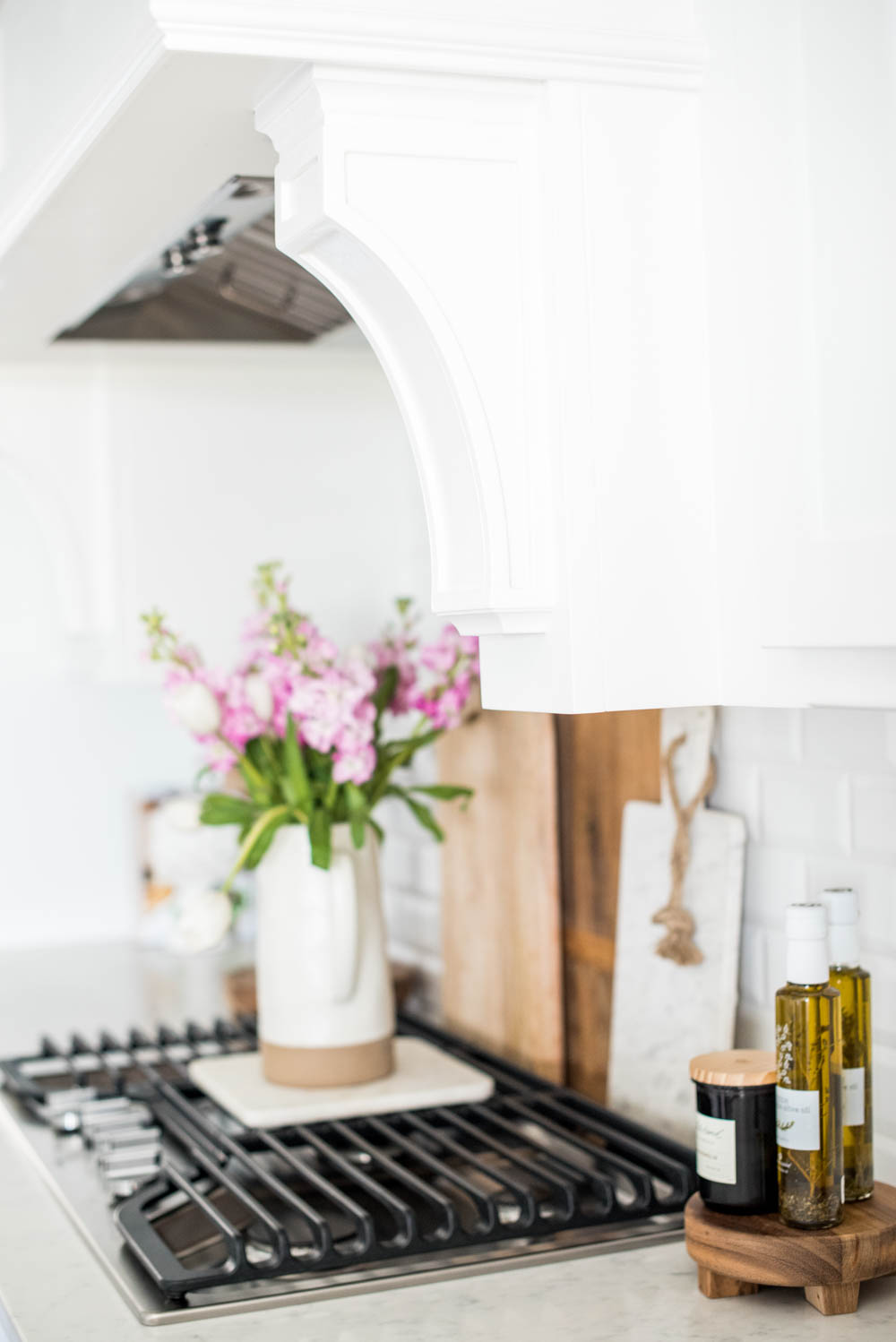 Beautiful summer accents in this all white kitchen. More white kitchen ideas on https://ablissfulnest.com #ABlissfulNest #whitekitchen #kitcheninspiration #kitchenideas