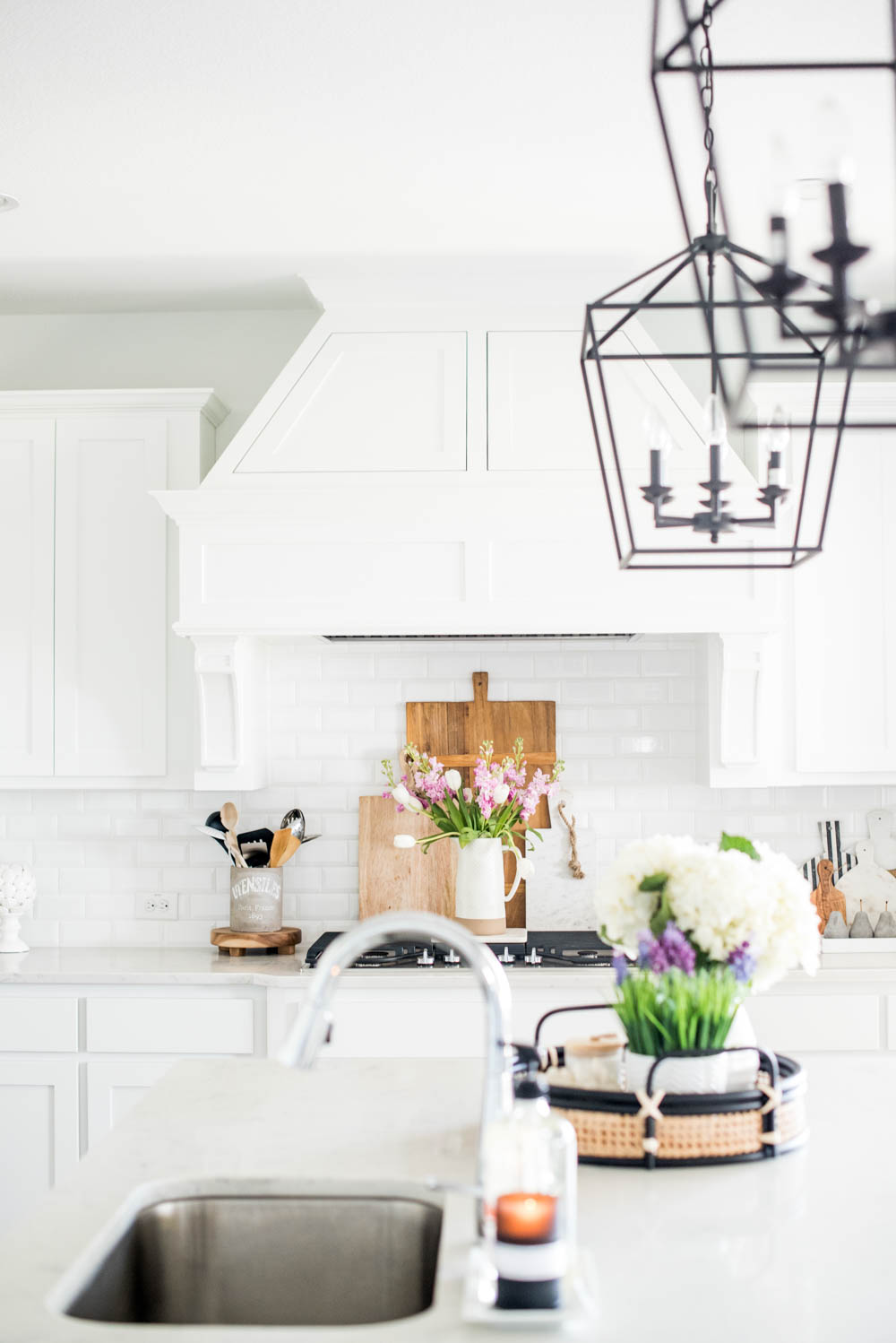 Beautiful summer accents in this all white kitchen. More white kitchen ideas on https://ablissfulnest.com #ABlissfulNest #whitekitchen #kitcheninspiration #kitchenideas