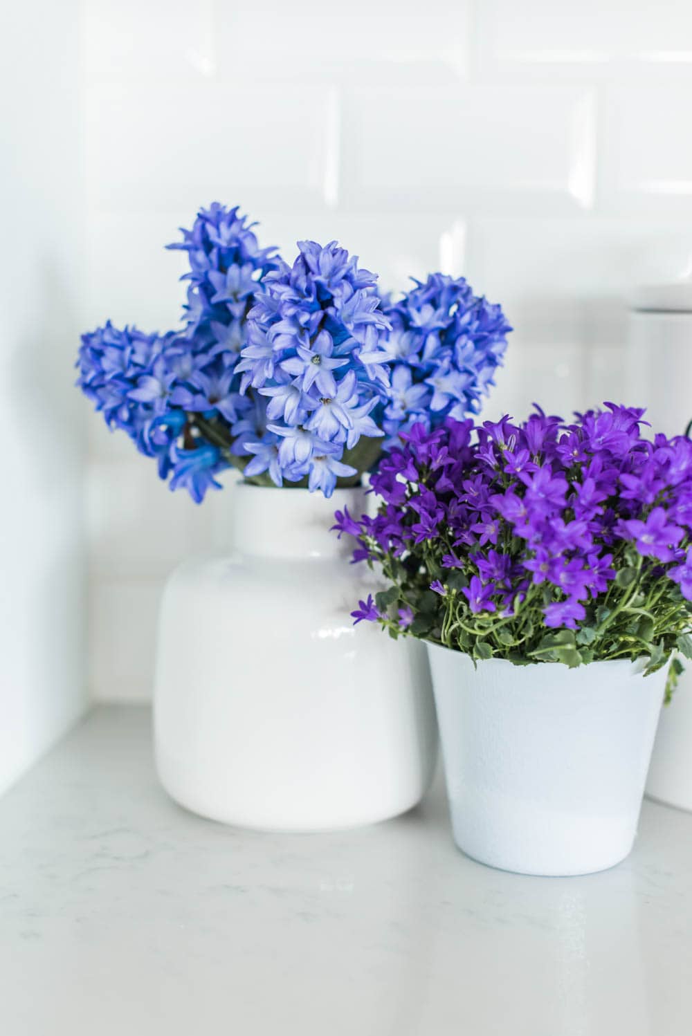 Beautiful summer accents in this all white kitchen. More white kitchen ideas on https://ablissfulnest.com #ABlissfulNest #whitekitchen #kitcheninspiration #kitchenideas