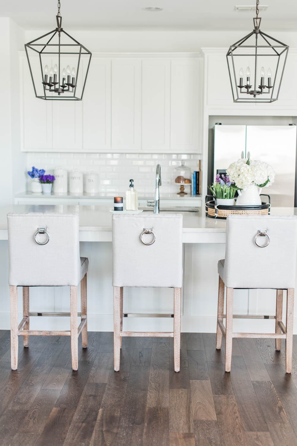 Beautiful summer accents in this all white kitchen. More white kitchen ideas on https://ablissfulnest.com #ABlissfulNest #whitekitchen #kitcheninspiration #kitchenideas
