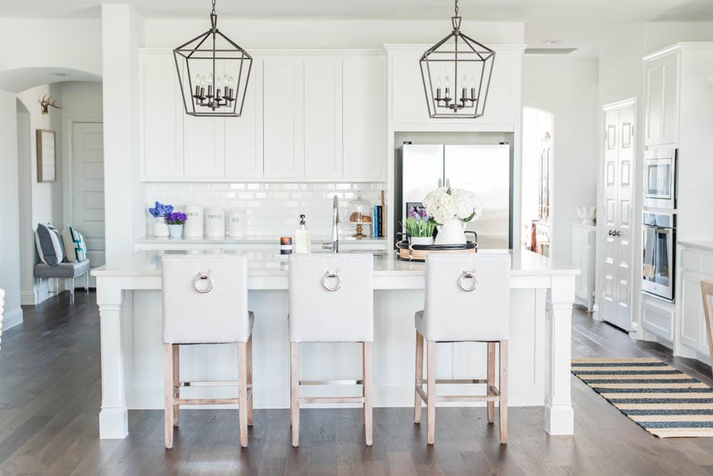 Beautiful summer accents in this all white kitchen. More white kitchen ideas on https://ablissfulnest.com #ABlissfulNest #whitekitchen #kitcheninspiration #kitchenideas