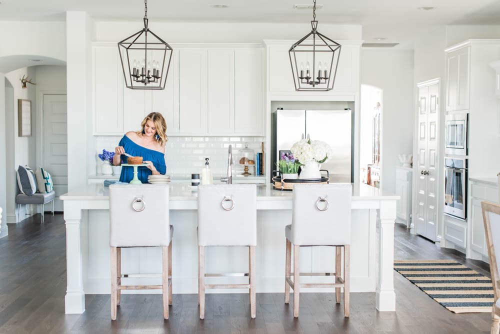 Beautiful summer accents in this all white kitchen. More white kitchen ideas on https://ablissfulnest.com #ABlissfulNest #whitekitchen #kitcheninspiration #kitchenideas