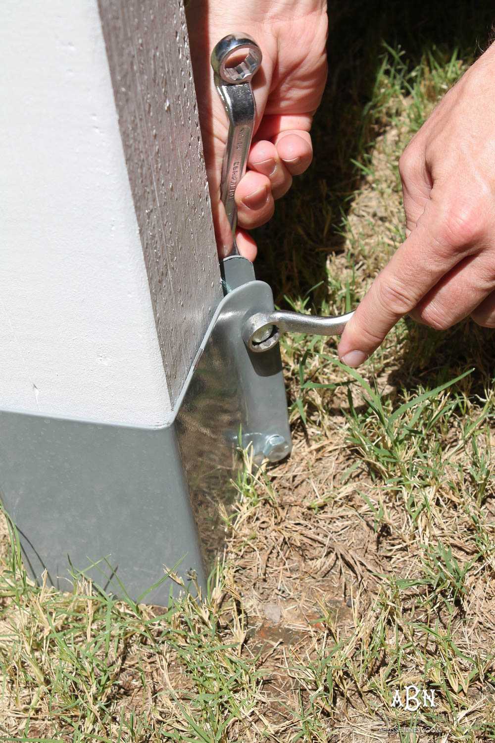 Follow our simple steps to recreate this dog gate for your own backyard with this essential gate kit from National Hardware. #ad #NationalHardware