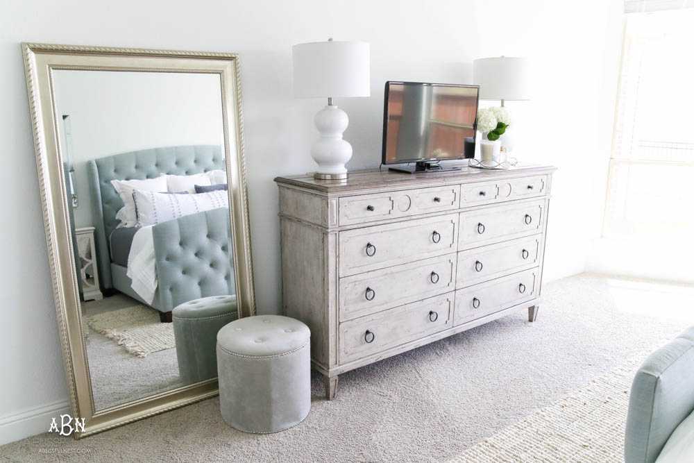 These bedroom decor ideas from Bassett Furniture are so simple and easy to pull a bedroom design together. #ad #BassettFurniture #mybassett