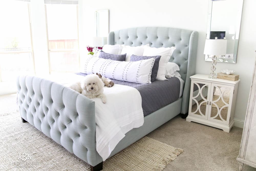 These bedroom decor ideas from Bassett Furniture are so simple and easy to pull a bedroom design together. #ad #BassettFurniture #mybassett