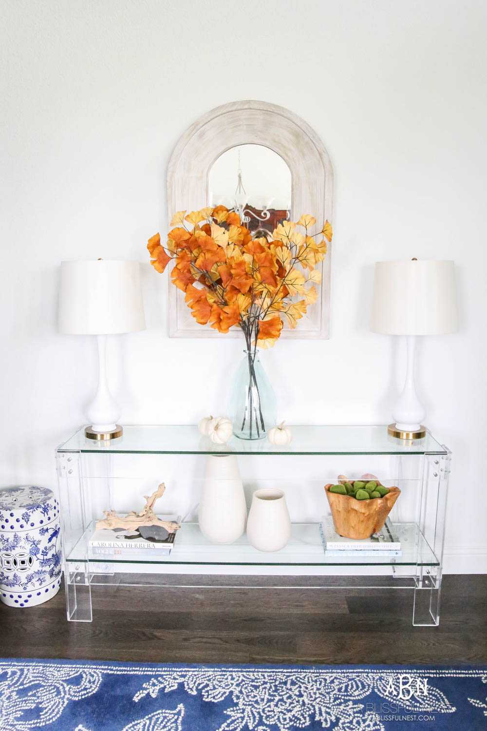 Gorgeous amber touches in this fall entry! Full sources on ablissfulnest.com #falldecor #fallentry #ABlissfulNest