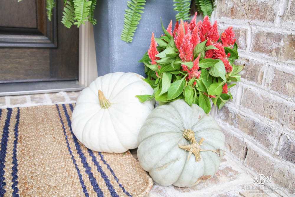 Gorgeous amber touches in this fall entry! Full sources on ablissfulnest.com #falldecor #fallentry #ABlissfulNest