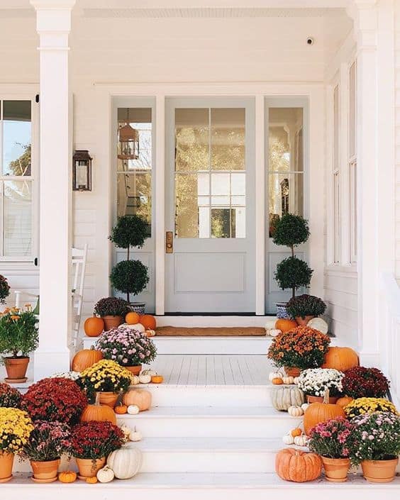 Love the simple mums in the pots with pumpkins for a gorgeous fall front porch!