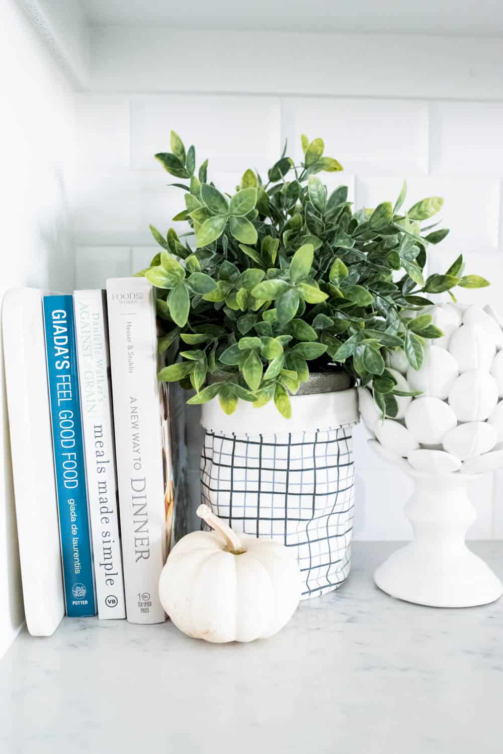 Beautiful simple and neutral pops of fall decor and lots of texture in this fall kitchen home tour. #ABlissfulNest #falldecor #falldecorating #fallideas