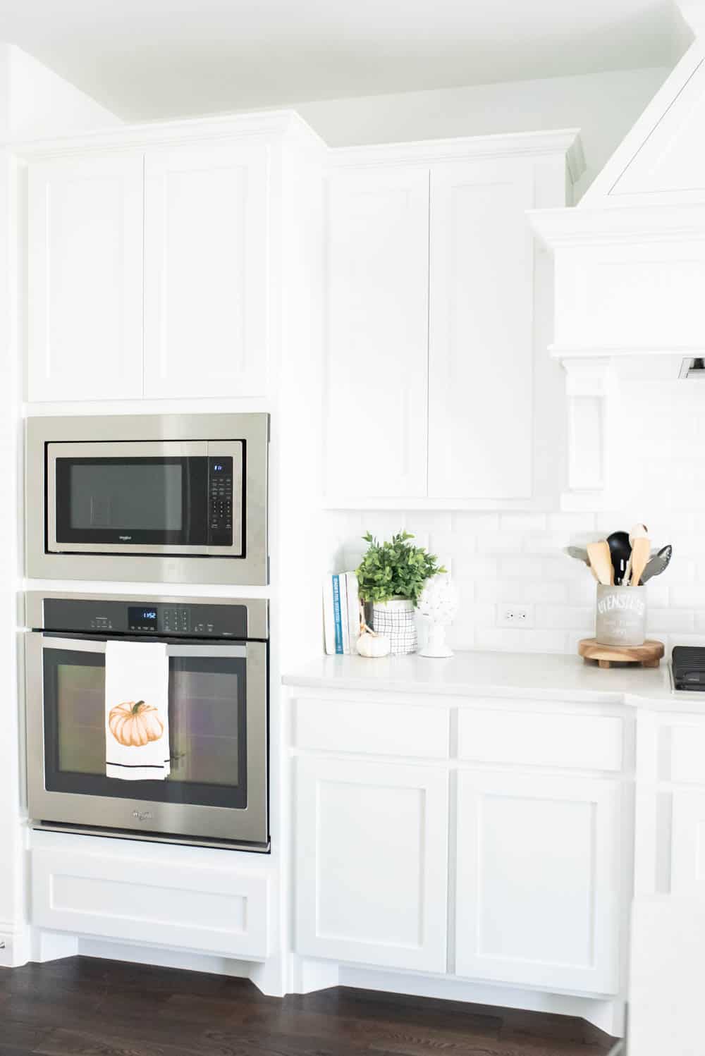 Beautiful simple and neutral pops of fall decor and lots of texture in this fall kitchen home tour. #ABlissfulNest #falldecor #falldecorating #fallideas