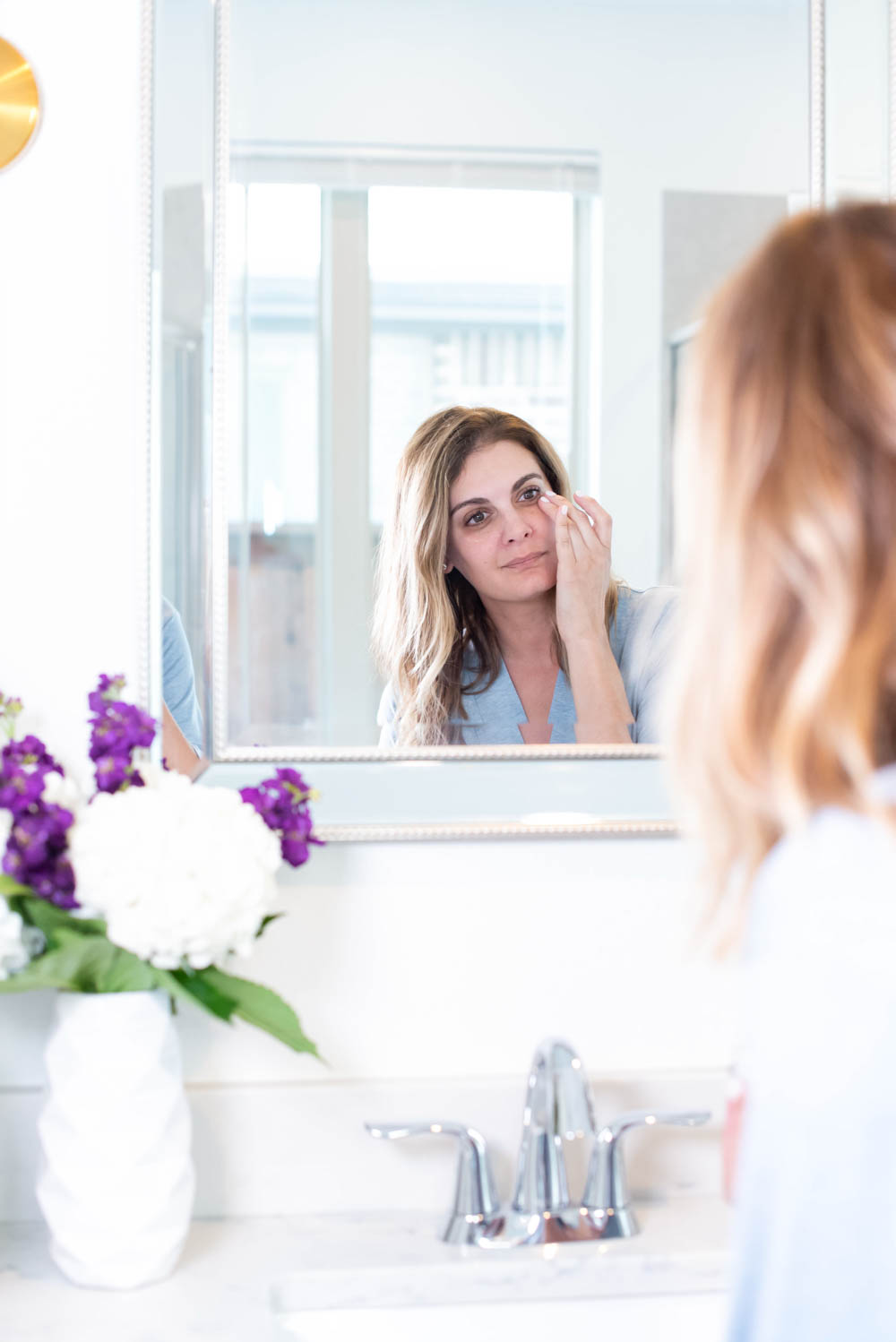 Using safe and cleaner beauty products on your face are game-changing in your morning skincare routine. This is a step by step guide on the best skincare products to use to fight aging. #ABlissfulNest #skincare #skincareroutine40s