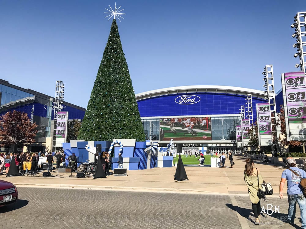 The Star District as it's the perfect place to shop, dine, and bring the family to experience the Dallas Cowboys themed campus. Offering more than thirty restaurants, shopping and specialty services, The Star District is a place for the whole family to enjoy. #ad #TheStar #MarketAtTheStar