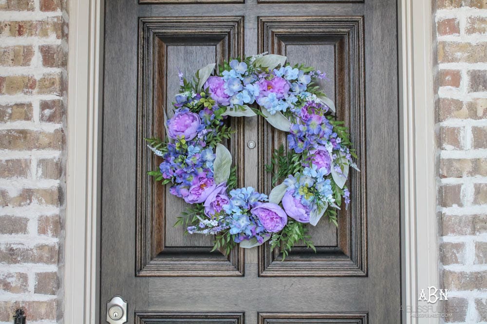 Freshen your porch up with a beautiful wreath! Love these tips on effortless spring decorating! #ABlissfulNest #spring #springideas